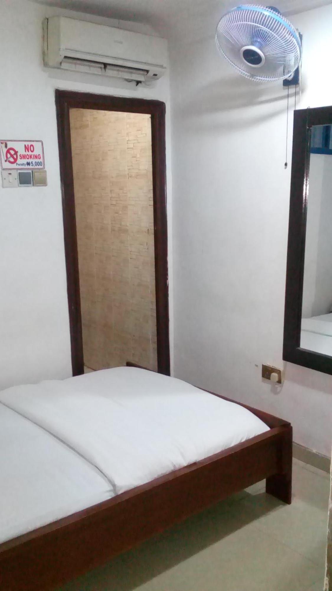 Ben Auto Hotel Lagos Exterior photo