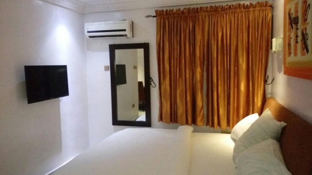 Ben Auto Hotel Lagos Exterior photo
